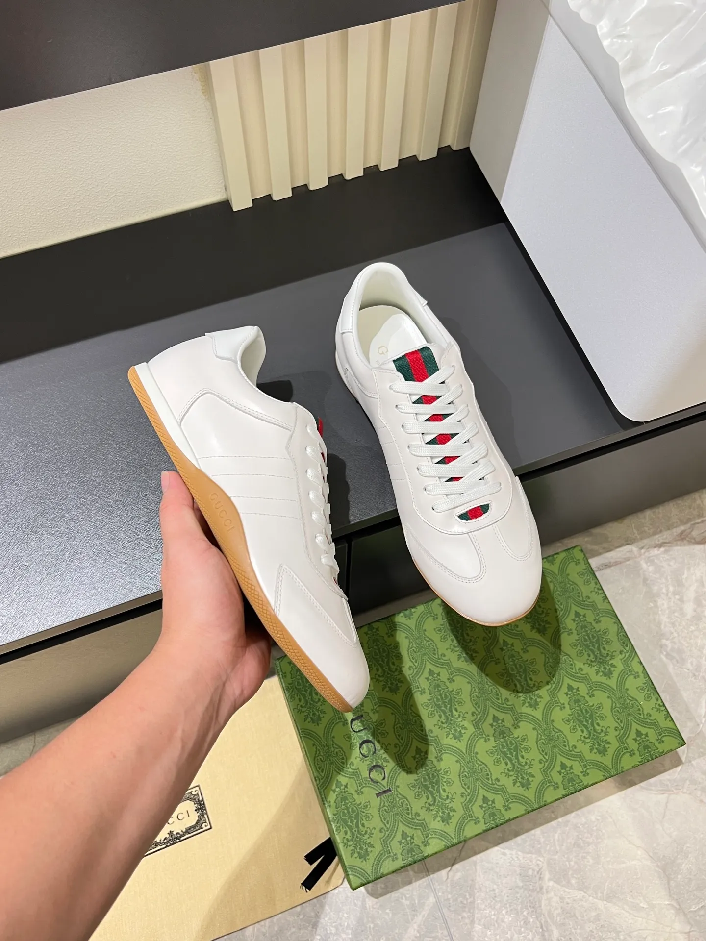 Men's shoes 💰p400 Gucci Shift series sports shoes, featuring lightweight thin sole design, suede + canvas + technical fabric splicing, perfect texture! The tongue and heel have red and green webbing, which is highly recognizable✨. The classic brown + off-white color scheme is retro and modern. The shell-toe shoe shape makes the feet smaller. It is perfect for daily wear or skirts and trousers. The upper fabric + elastic heel is easy to put on and take off, and the wrapping feeling is comfortable. It can be used for commuting and leisure. It has become one of Demna Gvasalia’s hottest items after taking over🔥. size: 38-45!